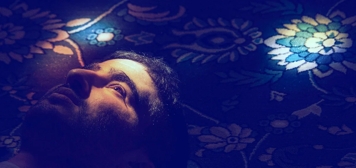 Un uomo guarda verso la luce